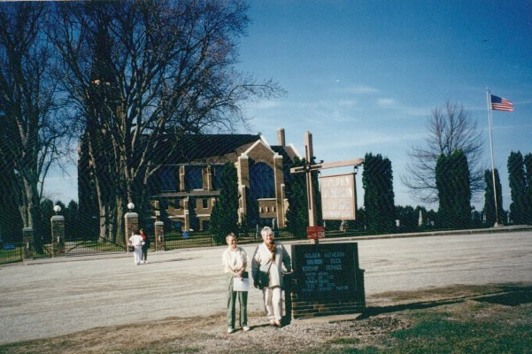 Ragnhild Bakss og Elin Bjrndalen in front/foran Holden Church 2.