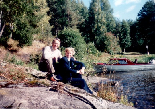 Mary - descendant of Gunder Kinney below Oppsal farm in Norway, and husband Glenn Steinke   -
-  Mary og Glenn Steinke, her fotografert nr hennes rtter, Oppsal i Valeb.