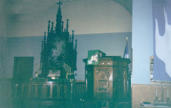 Alter og prekestol -
 Altar and pulpit.