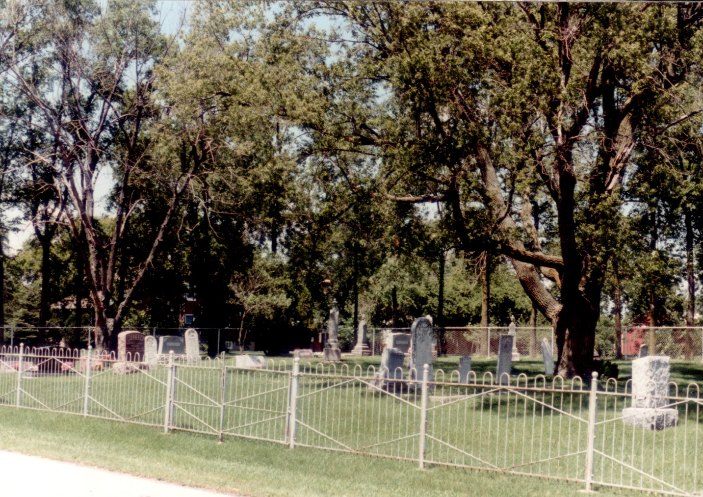 More of Holden West Cemetary  --  mer av kirkegården i Port Washington